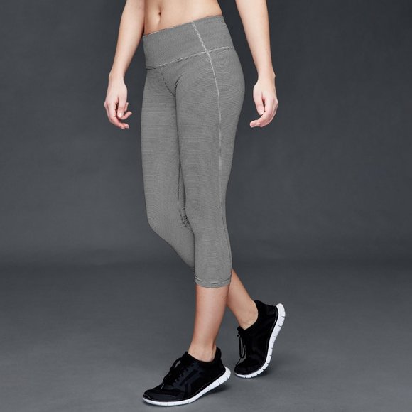 GapFit gFast Mini Stripe Capri Leggings XS - Picture 2 of 9